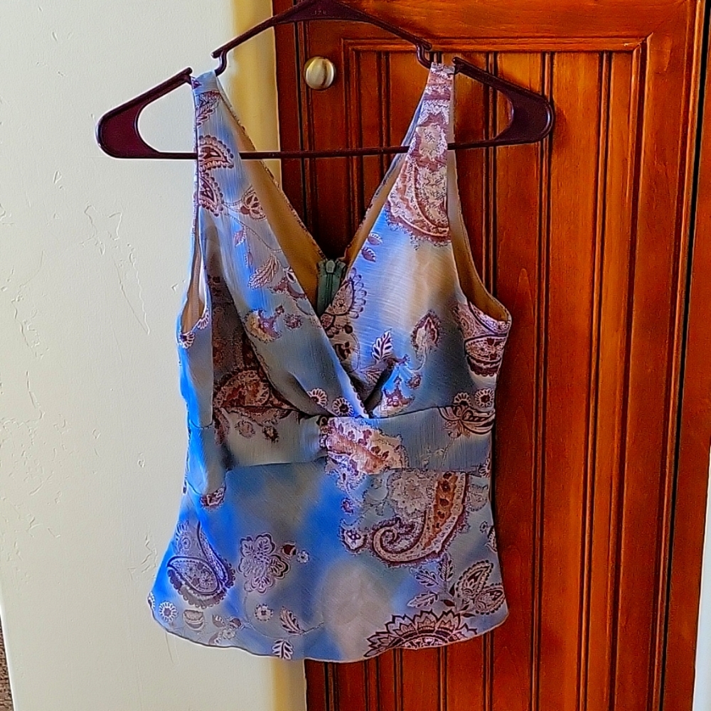 Sleeveless paisley print top.